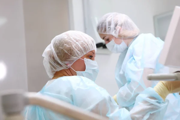 Operasi Bawah Anestesi Umum Potret Seorang Dokter Gigi Penghapusan Karies — Stok Foto