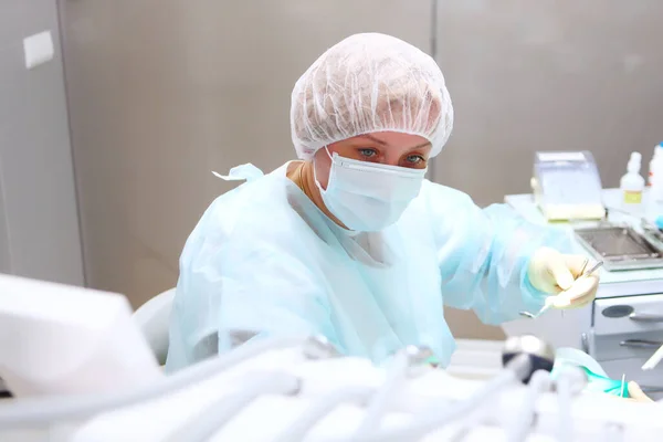 Pekerjaan Seorang Dokter Gigi Anak Pada Operasi Untuk Menghapus Banyak — Stok Foto