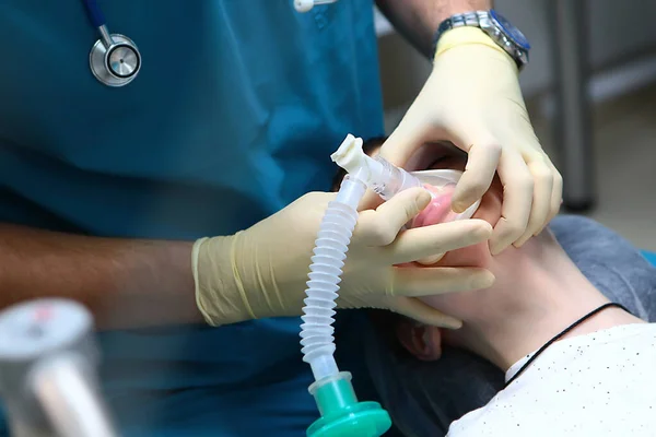 Dítě Anestezii Stahování Anestezie Anesteziolog Tváři Dýchací Masku Koncept Zdravotní — Stock fotografie