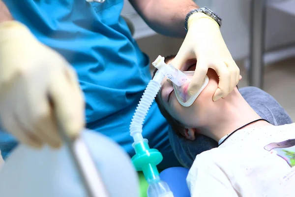 Das Kind Steht Unter Narkose Atemmaske Auf Dem Gesicht Rückzug — Stockfoto