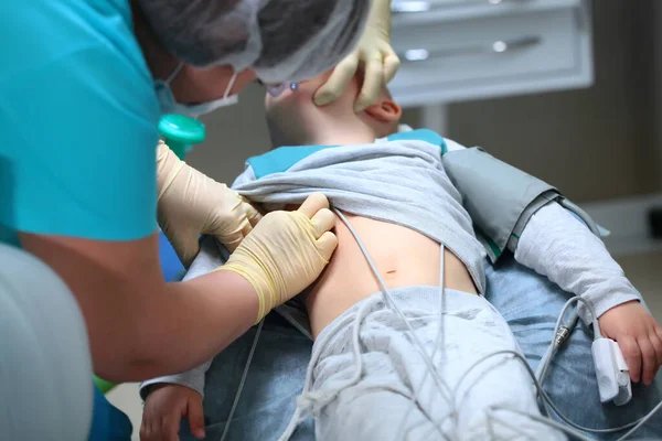 Die Einführung Eines Kleinen Jungen Unter Narkose Vorbereitung Für Zahnärztliche — Stockfoto