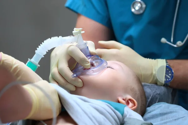 Felkészíteni Egy Gyereket Fogászati Műtétre Általános Érzéstelenítés Többszörös Fogszuvasodás Kezelése — Stock Fotó