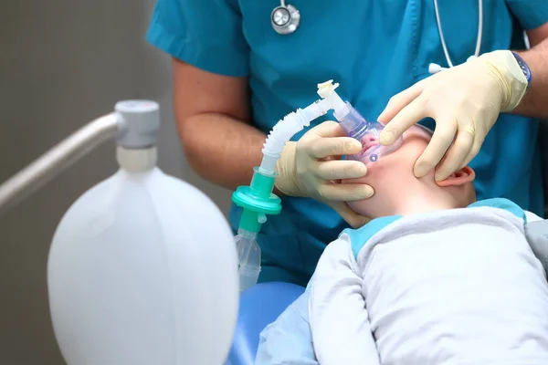 Příprava Dítěte Zubní Operaci Celková Anestezie Léčba Vícečetných Zubů Miminka — Stock fotografie