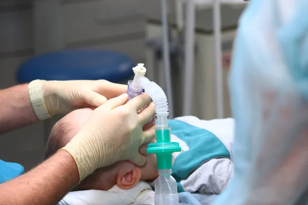 Anesteziolog Drží Tváři Dítěte Dýchací Masku Připravuje Stomatologickou Operaci Celková — Stock fotografie