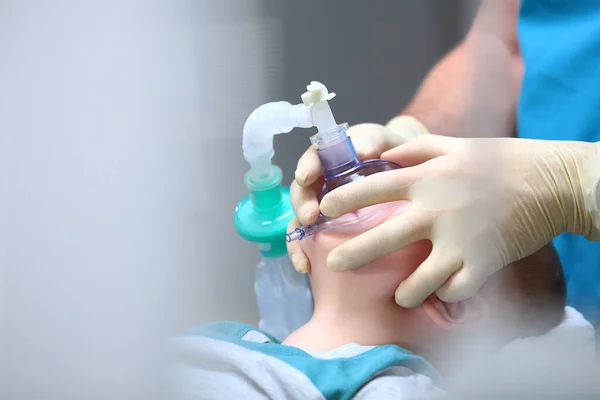 Anesteziolog Drží Dýchací Masku Nad Obličejem Malého Chlapce Úvod Celkové — Stock fotografie