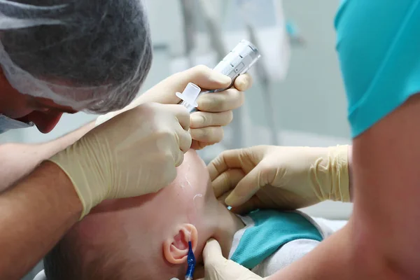 Narkosläkare Stoppar Ett Andningsrör Luftstrupen Liten Pojke Operation Narkos Kopiera — Stockfoto