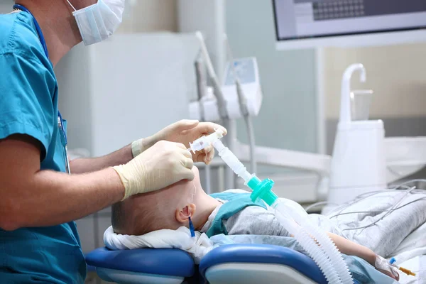 Anestesiologista Insere Tubo Respiratório Traqueia Menino Pequeno Operação Sob Anestesia — Fotografia de Stock