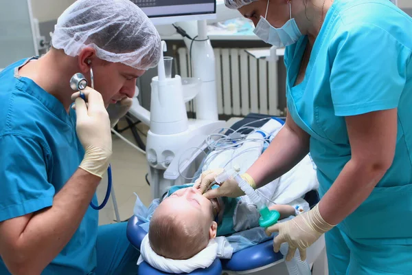 Narkosläkare Stoppar Ett Andningsrör Luftstrupen Liten Pojke Operation Narkos Anordningen — Stockfoto