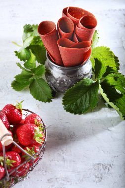 Çilekli pastil eski bir vazoda külah şeklinde sarılmış. Doğal ürün. Uzayı kopyala Dikey fotoğraf. Üst görünüm.