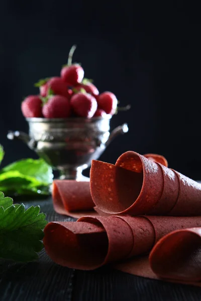 Frische Erdbeeren Einer Alten Metallvase Natürliche Pastille Ein Rohr Gerollt — Stockfoto