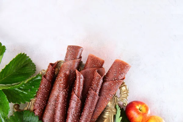 Erdbeerpastille mit Äpfeln auf hellem Hintergrund. Gesunde Ernährung ohne Zucker. Bio-Lebensmittel. Kopie des Raumes. Flache Grundriss.Draufsicht. — Stockfoto