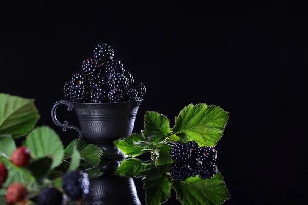 Blackberry Berry Leaves Black Metal Cup Black Background Copy Space — Stock Photo, Image
