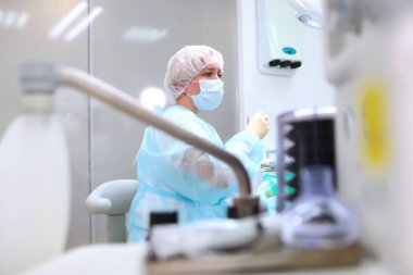 Ameliyathanedeki doktor ve dişçilerin işi. Ciğerlerin yapay havalandırma cihazı. Uzayı kopyala..