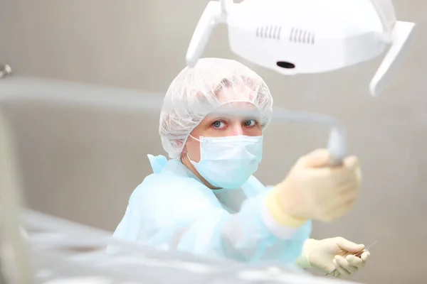 Dokter Gigi Sedang Memegang Alat Tangannya Foto Ruang Operasi Seorang — Stok Foto