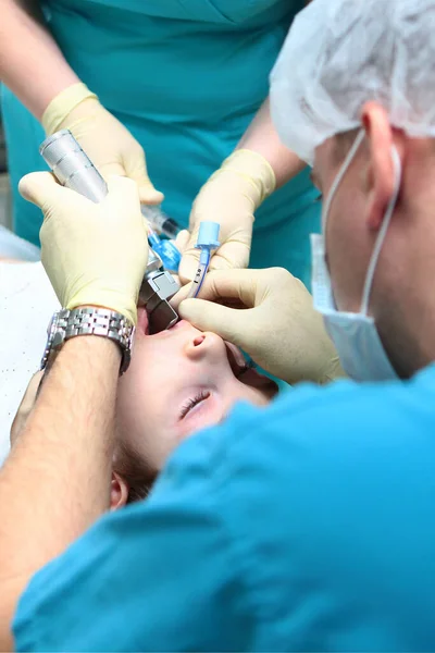 Anestesiologista Insere Tubo Respiratório Traqueia Criança Preparação Antes Cirurgia Conceito — Fotografia de Stock