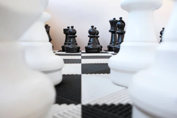 Eine Partie Schach Mit Großen Figuren Schachfiguren Auf Dem Boden — Stockfoto