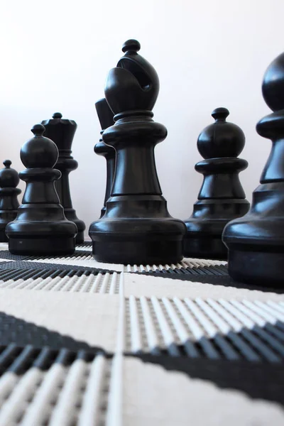 Große Schachfiguren Auf Dem Boden Schach Spielen Auf Dem Boden — Stockfoto