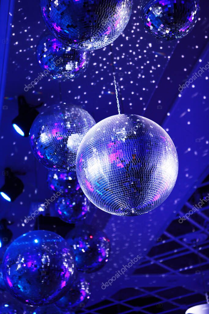 Luce Musica Disco Ball Sfondo Blu Una Palla Discoteca Rotante - Foto Stock:  Foto, Immagini © kostomarova 413743206