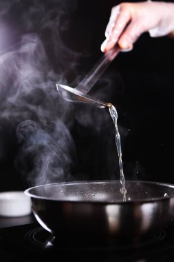 Balık çorbası tavaya risotto ile doldurulur. Dikey tanınmayan fotoğraf. Doğal kolajen..