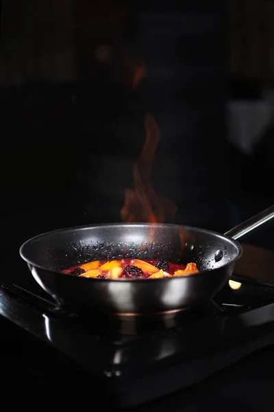 Berries Fruit Flamb Frying Pan Preparation Dessert Open Flame Black — Stock Photo, Image
