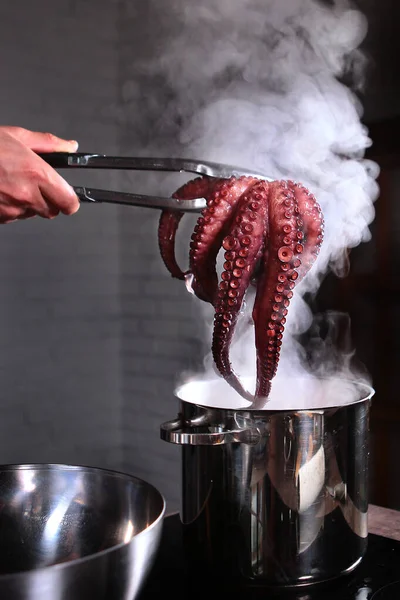 Boiled Octopus Hands Chef Whole Carcass Octopus Pot Hot Water — Stock Photo, Image