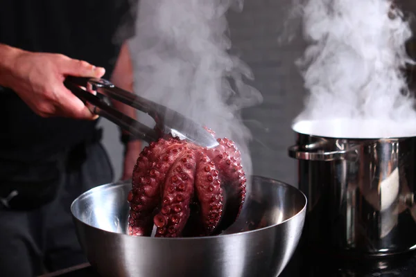 Boiled Octopus Taken Out Pan Whole Carcass Octopus Pot Hot — Stock Photo, Image