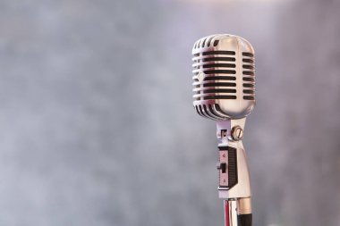 Gri arkaplandaki Retro mikrofon. Gece kulübü ve eğlence. Yakın plan. - Sahnedeki performans..