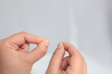 Diş ipi bir dişçinin elindeydi. Tanımlanamayan kişi. Sadece el. Uzayı kopyala Kapat..