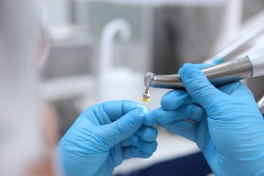 Profesyonel diş temizliği için. Sağlık ve hastalık önleme kavramı. Eller koruyucu eldivenlere. Ağız boşluğunda profesyonel hijyen. Tanımlanamayan fotoğraf. Boşluğu kopyala.