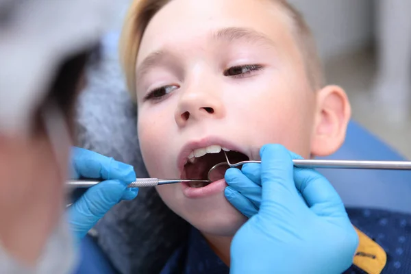 歯医者は小さな男の子の歯を調べる 小児科医との予約 閉めろ フォーカスを外す トップ表示 — ストック写真