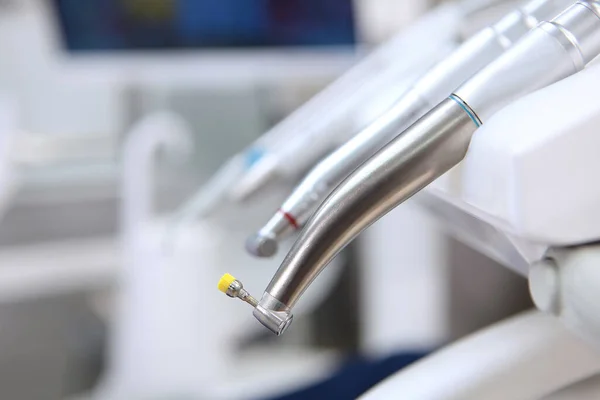 プロの歯の洗浄のための添付ファイル 医療と疾病予防の概念 口腔の専門衛生 マクロ写真 スペースのコピー — ストック写真