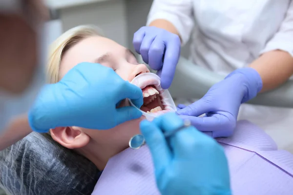 Dentista Assistente Installano Riavvolgitore Bambino Comfort Pazienti Concetto Assistenza Sanitaria — Foto Stock