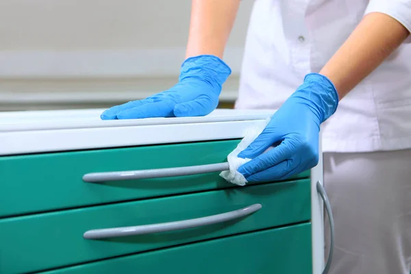 Preparando Consultorio Para Recibir Pacientes Desinfección Consultorio Dental Asistente Médico — Foto de Stock