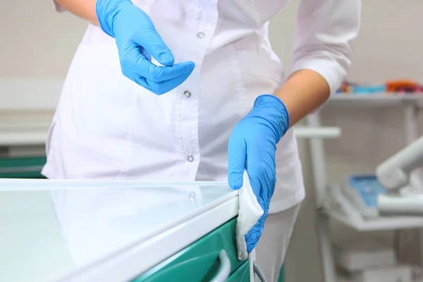 Desinfecção Consultório Dentário Assistente Médico Limpa Mobília Consultório Dentário Cópia — Fotografia de Stock