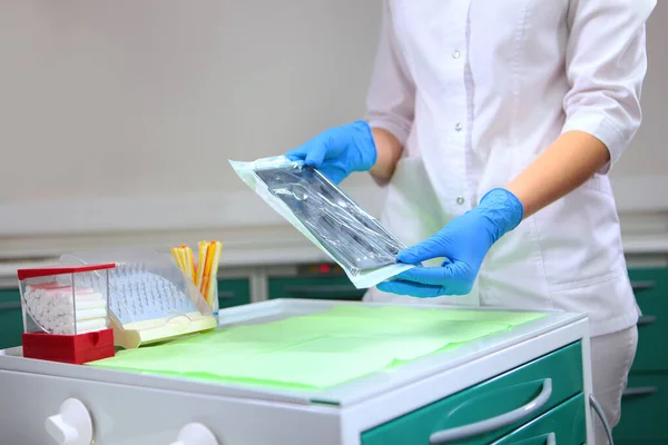 Assistente Médico Coloca Instrumentos Dentários Esterilizados Mesa Cabeceira Preparando Consultório — Fotografia de Stock