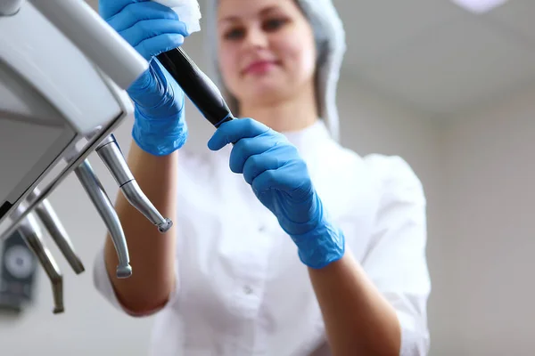 Assistente Odontológico Desinfecta Instrumentos Antes Receber Pacientes Desinfecção Equipamentos Odontológicos — Fotografia de Stock