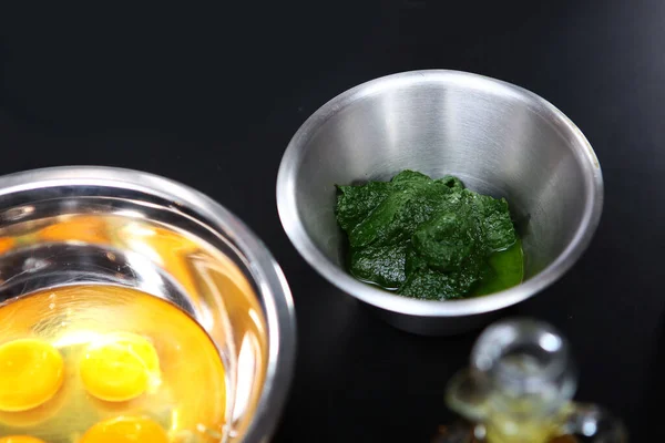 Zutaten Für Hausgemachte Nudeln Mit Spinat Spinat Und Eier Einem — Stockfoto