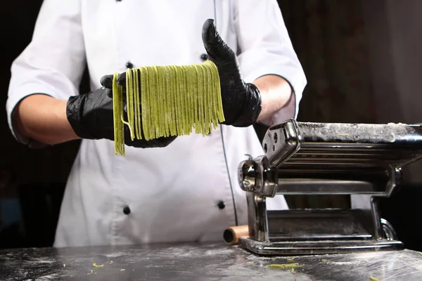 Chef Sostiene Sus Manos Espagueti Recién Cocinado Masa Con Adición — Foto de Stock
