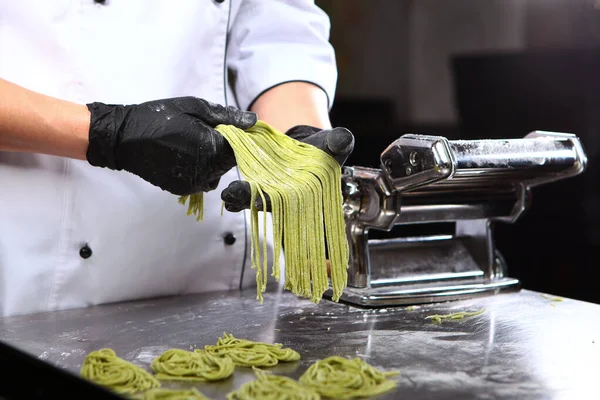 Kocken Håller Spaghetti Med Spenat Maskiner För Matlagning Pasta Naturlig — Stockfoto