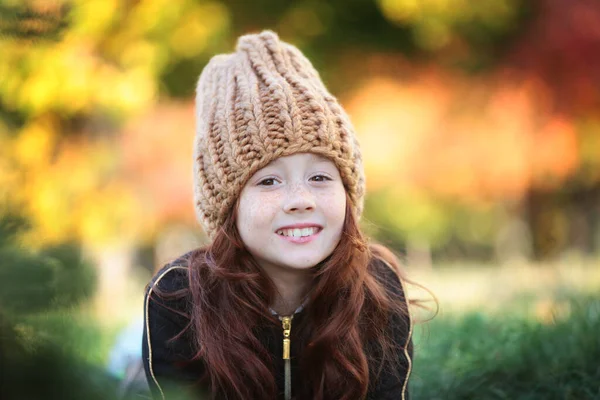 Portrait Une Fille Joyeuse Dans Chapeau Tricoté Vêtements Chauds Par — Photo