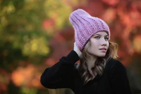 Девушка Розовой Вязаной Шляпе Фоне Осеннего Леса Теплый Шерстяной Головной — стоковое фото