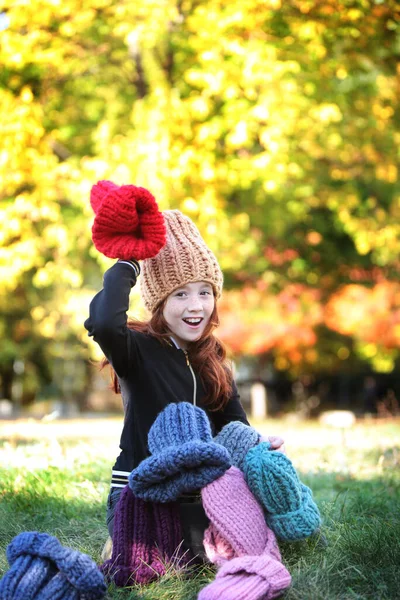 Девочка Подросток Держит Руках Разноцветные Шляпы Теплая Одежда Холода Шляпы — стоковое фото