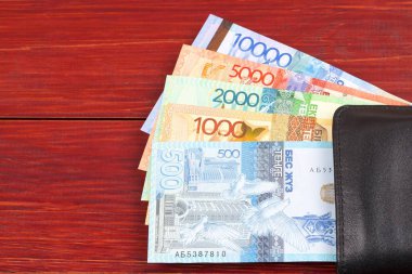 M-cüzdanda bulunan siyah Kazak tenge 