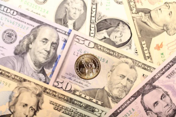 Долларовая Монета Фоне Американских Банкнот — стоковое фото