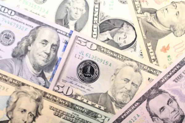 Злотые Монеты Фоне Американских Банкнот — стоковое фото