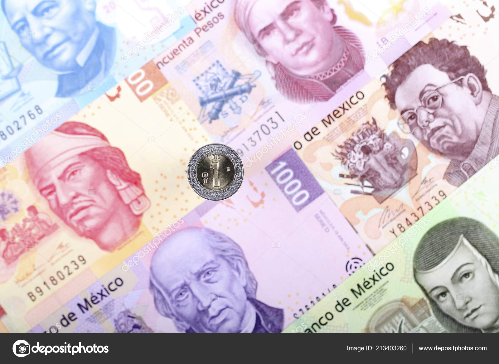 墨西哥纸币背景上的比索硬币—— 库存社论照片© johan10 #213403260