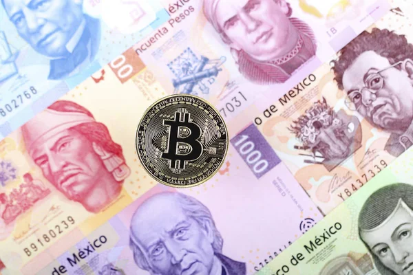 Moeda Bitcoin Fundo Das Notas Mexicanas — Fotografia de Stock