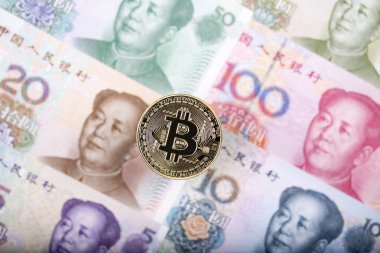 Bitcoin para Çin banknotların arka plan üzerinde 