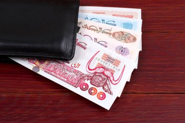 Siyah cüzdanda Cezayir dinarı 