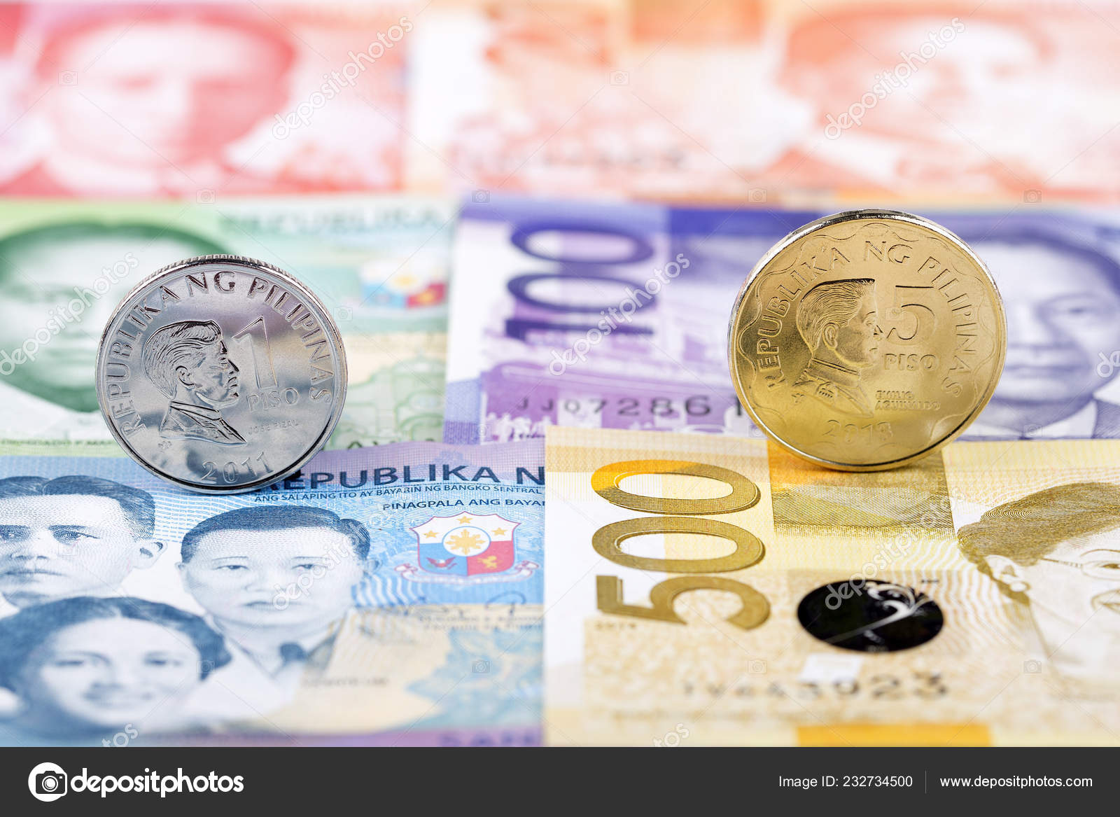钞票背景上的菲律宾比索硬币—— 库存社论照片© johan10 #232734500
